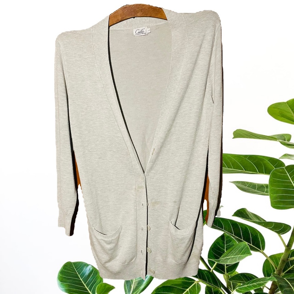 Woman’s gray button up cardigan with 2 pockets in front size XL gently worn